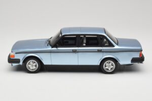 Volvo 244 Turbo Svetlomodrý DNA 1:18 DNA000135 Kov – obrázok 3 z 6