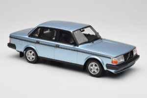 Volvo 244 Turbo Svetlomodrý DNA 1:18 DNA000135 Kov – obrázok 4 z 6