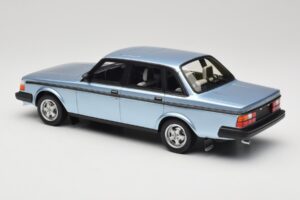 Volvo 244 Turbo Svetlomodrý DNA 1:18 DNA000135 Kov – obrázok 5 z 6