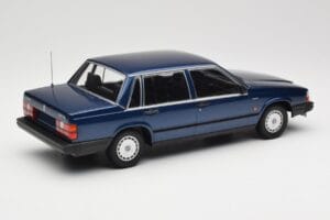 Volvo 740 GL Dark Blue Metallic Minichamps 1:18 155171701 Kov – obrázok 2 z 6