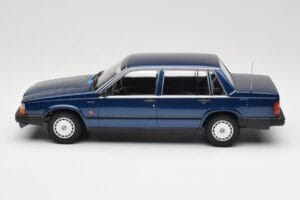 Volvo 740 GL Dark Blue Metallic Minichamps 1:18 155171701 Kov – obrázok 3 z 6