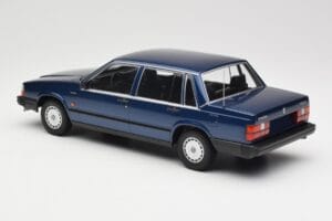 Volvo 740 GL Dark Blue Metallic Minichamps 1:18 155171701 Kov – obrázok 5 z 6