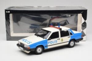 Volvo 740 GL Švédska Polícia Minichamps 1:18 155171791 Kov – obrázok 6 z 6