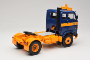 Volvo F88 Tmavo Modrý Žltý MCG 1:18 MCG18140 Kov – obrázok 3 z 8