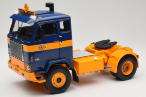 Volvo F88 Tmavo Modrý Žltý MCG 1:18 MCG18140 Kov