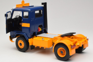 Volvo F88 Tmavo Modrý Žltý MCG 1:18 MCG18140 Kov – obrázok 5 z 8