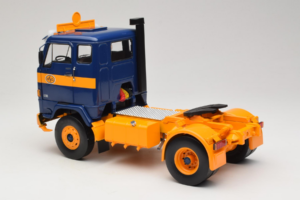Volvo F88 Tmavo Modrý Žltý MCG 1:18 MCG18140 Kov – obrázok 7 z 8