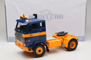 Volvo F88 Tmavo Modrý Žltý MCG 1:18 MCG18140 Kov – obrázok 8 z 8