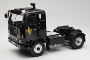 Volvo F88 John Player Special Black MCG 1:18 MCG18217 Kov – obrázok 2 z 8