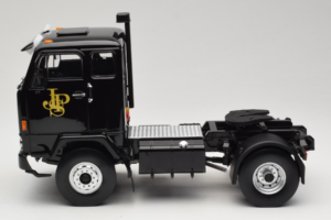 Volvo F88 John Player Special Black MCG 1:18 MCG18217 Kov – obrázok 4 z 8