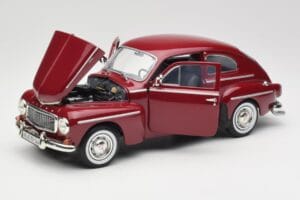 Volvo PV544 Cherry Red Revell 1:18 08887 Kov – obrázok 2 z 8