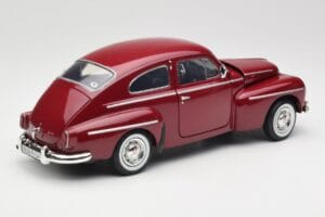 Volvo PV544 Cherry Red Revell 1:18 08887 Kov – obrázok 3 z 8