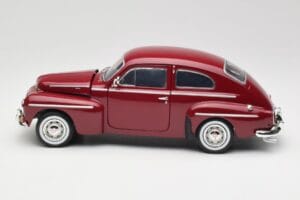 Volvo PV544 Cherry Red Revell 1:18 08887 Kov – obrázok 4 z 8