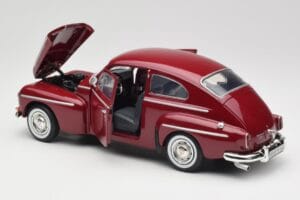 Volvo PV544 Cherry Red Revell 1:18 08887 Kov – obrázok 5 z 8