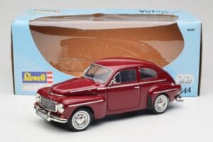 Volvo PV544 Cherry Red Revell 1:18 08887 Kov – obrázok 8 z 8