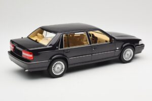Volvo S90 Royal Violet DNA 1:18 DNA000089 Kov – obrázok 2 z 6
