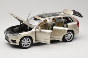 Volvo XC90 Luminous Sand Yellow Paudi Model 1:18 9430841 Kov – obrázok 2 z 8