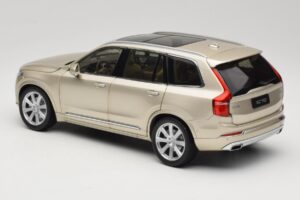 Volvo XC90 Luminous Sand Yellow Paudi Model 1:18 9430841 Kov – obrázok 7 z 8