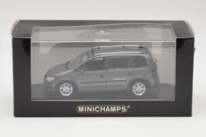 Volkswagen Cross Touran Platinum Šedý Minichamps 1:43 400056170 Kov – obrázok 4 z 4