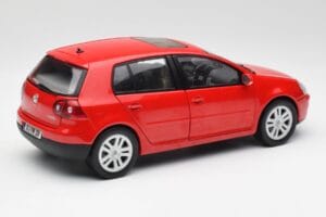 Volkswagen Golf Mk5 4-Door Tornado Červený Bburago 1:18 GOLF001 Kov – obrázok 3 z 8
