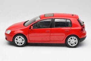 Volkswagen Golf Mk5 4-Door Tornado Červený Bburago 1:18 GOLF001 Kov – obrázok 4 z 8