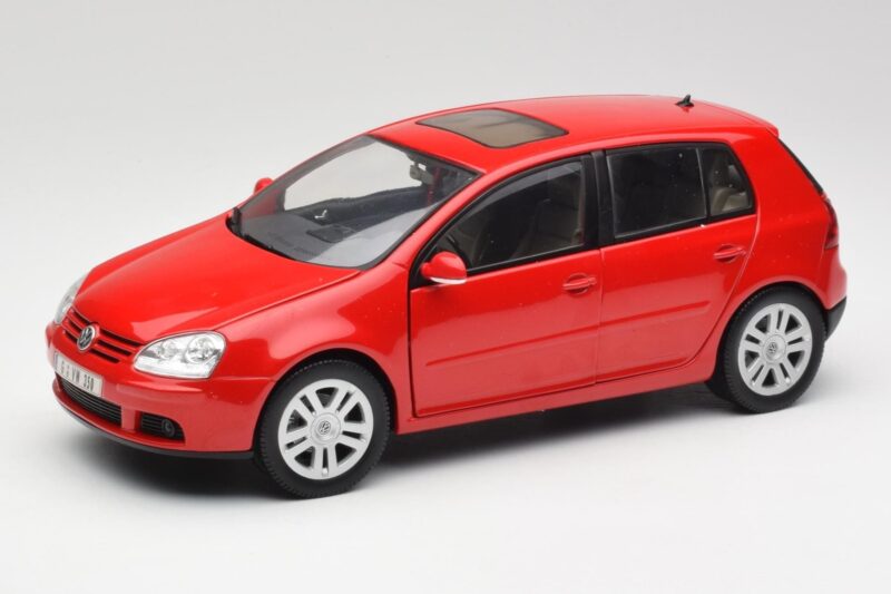 Volkswagen Golf Mk5 4-Door Tornado Červený Bburago 1:18 GOLF001 Kov