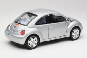 Volkswagen New Beetle Reflex Strieborný Metalíza Bburago 1:18 3322 Kov – obrázok 3 z 8