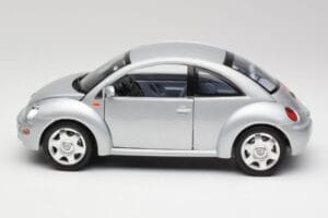 Volkswagen New Beetle Reflex Strieborný Metalíza Bburago 1:18 3322 Kov – obrázok 4 z 8