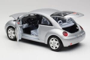 Volkswagen New Beetle Reflex Strieborný Metalíza Bburago 1:18 3322 Kov – obrázok 5 z 8