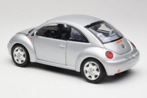 Volkswagen New Beetle Reflex Strieborný Metalíza Bburago 1:18 3322 Kov – obrázok 7 z 8