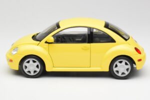 Volkswagen New Beetle Žltý Maisto 1:18 37800-M4 Kov – obrázok 4 z 8