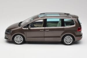 Volkswagen Sharan 7N Dubová Hnedá Metalíza Minichamps 1:18 110051001 Kov – obrázok 4 z 8
