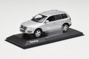 Volkswagen Touareg Reflex Strieborný Minichamps 1:43 68625 Kov – obrázok 2 z 4