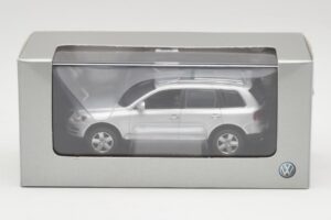 Volkswagen Touareg Reflex Strieborný Minichamps 1:43 68625 Kov – obrázok 4 z 4