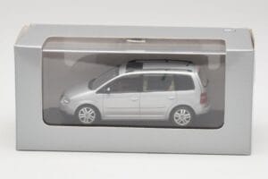 Volkswagen Touran Reflex Strieborný Minichamps 1:43 TOURAN001 Kov – obrázok 4 z 4