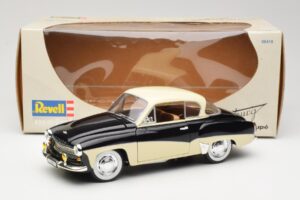 Wartburg 311 Coupe Čierny & Béžový Revell 1:18 8419 Kov – obrázok 8 z 8