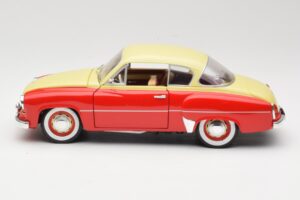 Wartburg 311 Coupe Červený & Béžový Revell 1:18 8418 Kov – obrázok 4 z 8
