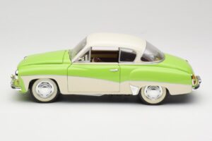 Wartburg 313 Pastelová Zelená cez Béžovú Revell 1:18 9018 Kov – obrázok 4 z 8