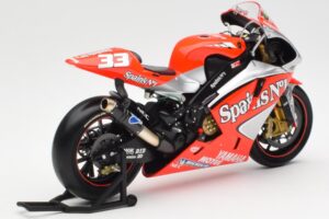 Yamaha YZR-M1 Gauloises Fortuna Yamaha #7 C. Checa MotoGP 2004 Minichamps 1:12 122043007 Kov – obrázok 3 z 6
