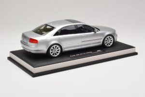 Audi A8 D3 W12 Ice Silver Metallic MotorHelix 1:18 MH030ISM Živica – obrázok 3 z 7