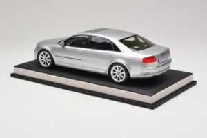 Audi A8 D3 W12 Ice Silver Metallic MotorHelix 1:18 MH030ISM Živica – obrázok 5 z 7