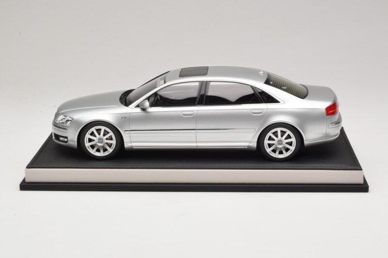 Audi A8 D3 W12 Ice Silver Metallic MotorHelix 1:18 MH030ISM Živica
