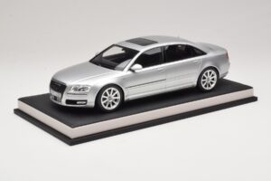 Audi A8 D3 W12 Ice Silver Metallic MotorHelix 1:18 MH030ISM Živica – obrázok 2 z 7