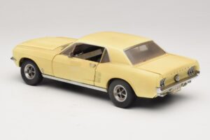 Ford Mustang Coupe Žltý The Walking Dead Greenlight 1:18 12958 Kov – obrázok 7 z 8