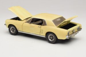 Ford Mustang Coupe Žltý The Walking Dead Greenlight 1:18 12958 Kov – obrázok 5 z 8