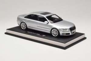 Audi A8 D3 W12 Ice Silver Metallic MotorHelix 1:18 MH030ISM Živica – obrázok 4 z 7