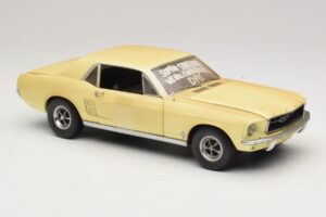 Ford Mustang Coupe Žltý The Walking Dead Greenlight 1:18 12958 Kov – obrázok 6 z 8