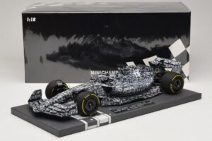 Alfa Romeo Orlen C42 R. Kubica Testing Barcelona 2022 Minichamps 1:18 117229988 Živica – obrázok 7 z 7