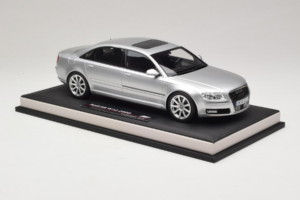 Audi A8 D3 W12 Ice Silver Metallic MotorHelix 1:18 MH030ISM Živica – obrázok 4 z 7