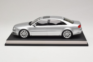 Audi A8 D3 W12 Ice Silver Metallic MotorHelix 1:18 MH030ISM Živica